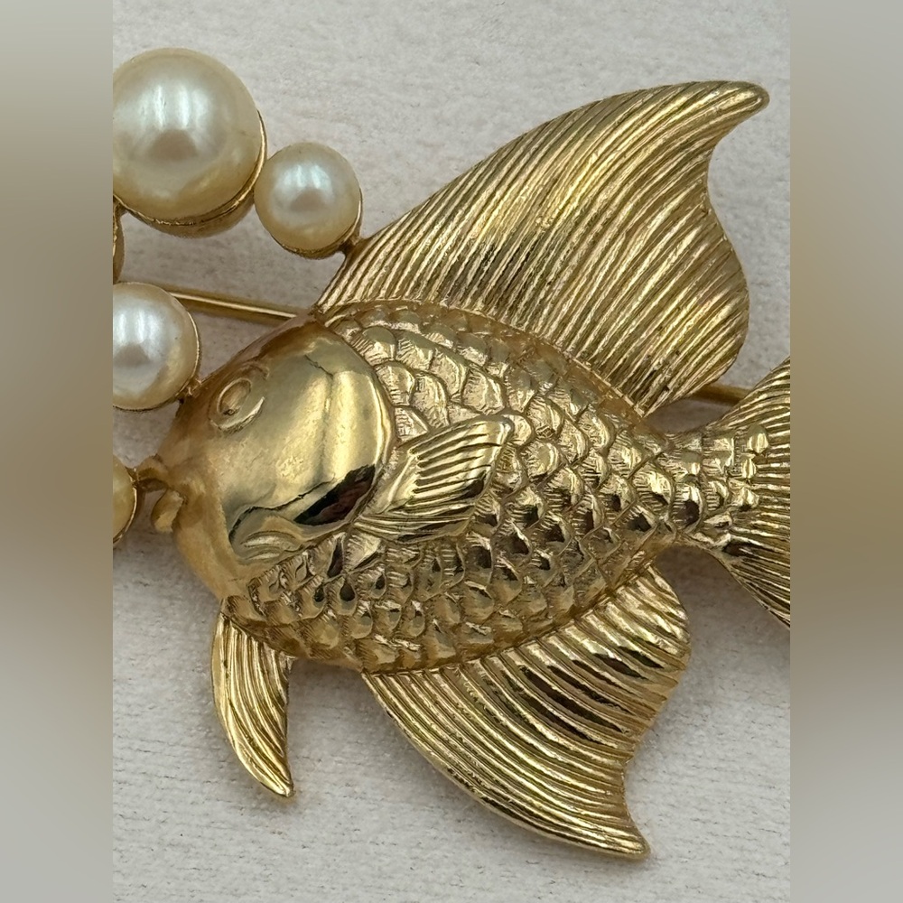 Vintage Gold Tone Angel Fish Brooch‎ Pin w Faux Pearls Nautical Figural - Picture 6 of 9